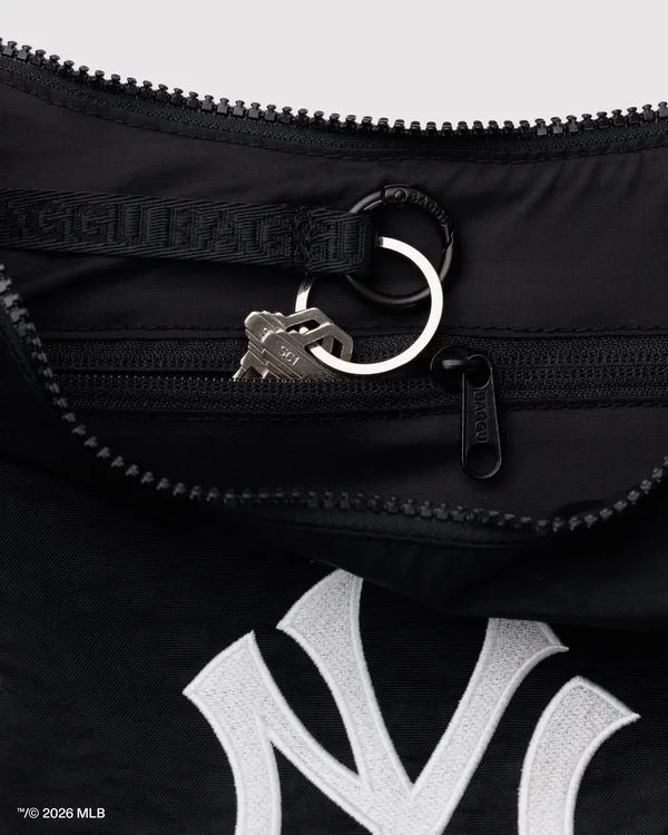 Medium Nylon Crescent Bag - New York Yankees™ - Material: heavyweight-nylon